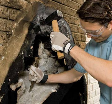 Montere peisinnsats: Den øverste delen av ildstedet er her laget av betong Montere peisinnsats: Den øverste delen av ildstedet er her laget av betong